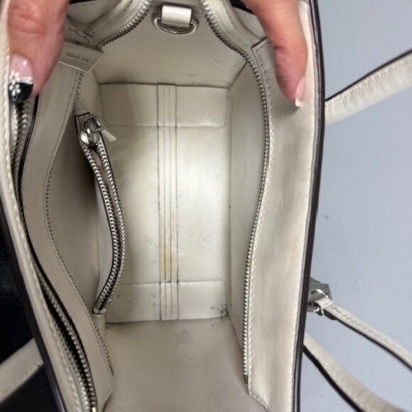 Preloved Michael Kors Handbag in White - Picture 3 of 6